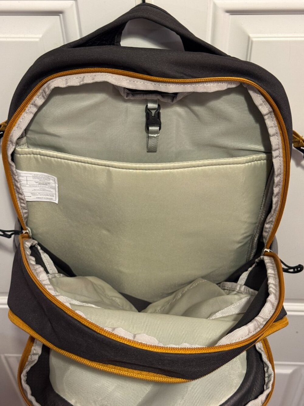 Osprey Daylite Plus Hiking Light Daypack Backpack Shade Basanite/Eclipse Grey - Picture 4 of 9